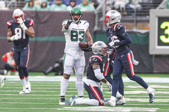 Jets' TE Tyler Conklin (83) signals first down vs. Patriots